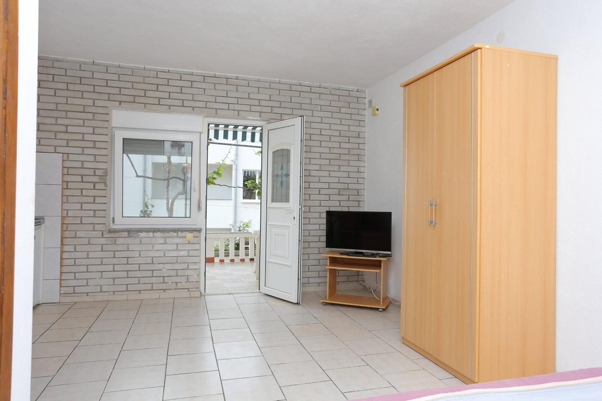 Family Friendly Apartments With A Swimming Pool Businci, Ciovo - 11232 Trogir Room photo