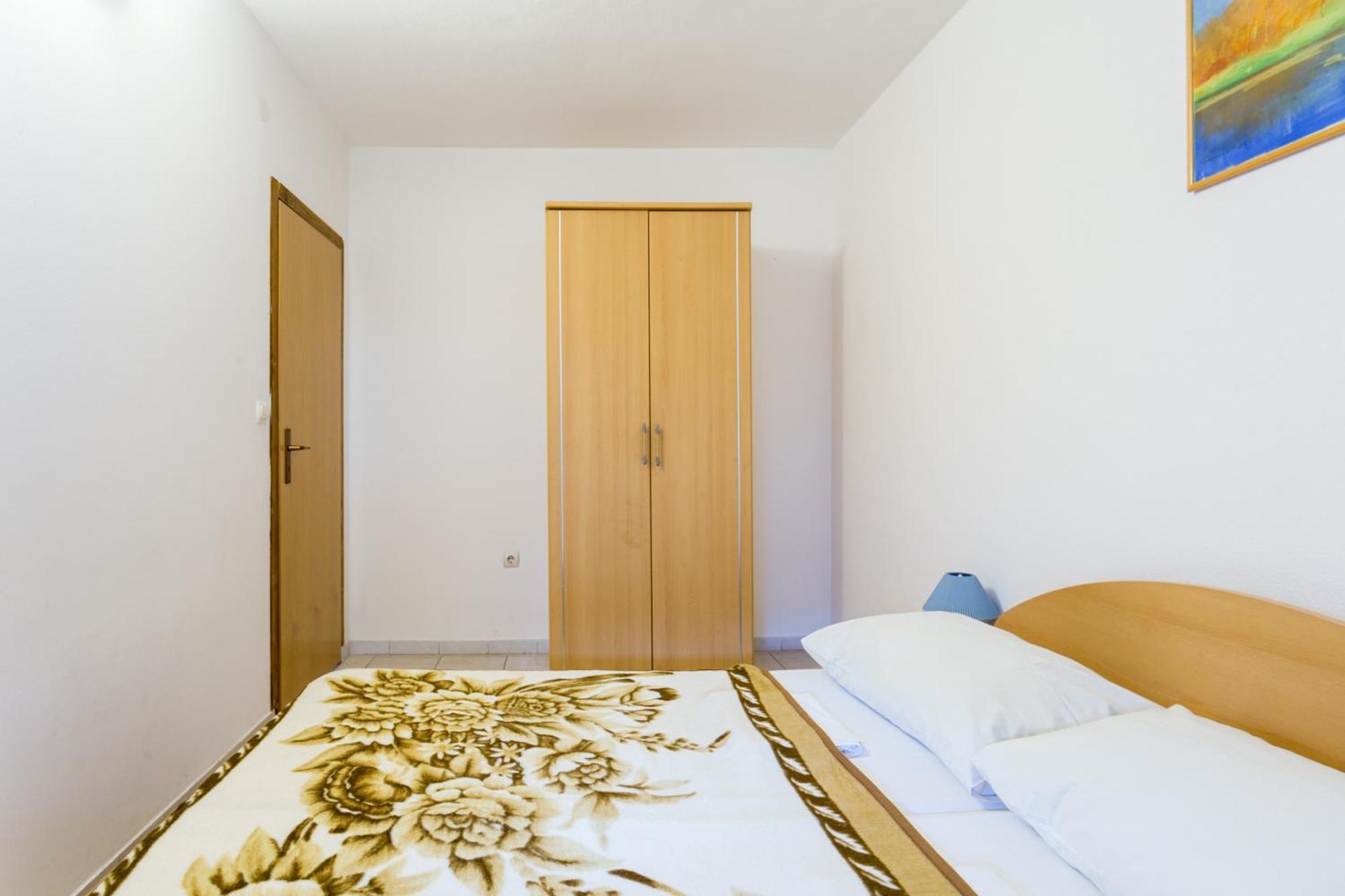 Family Friendly Apartments With A Swimming Pool Businci, Ciovo - 11232 Trogir Room photo